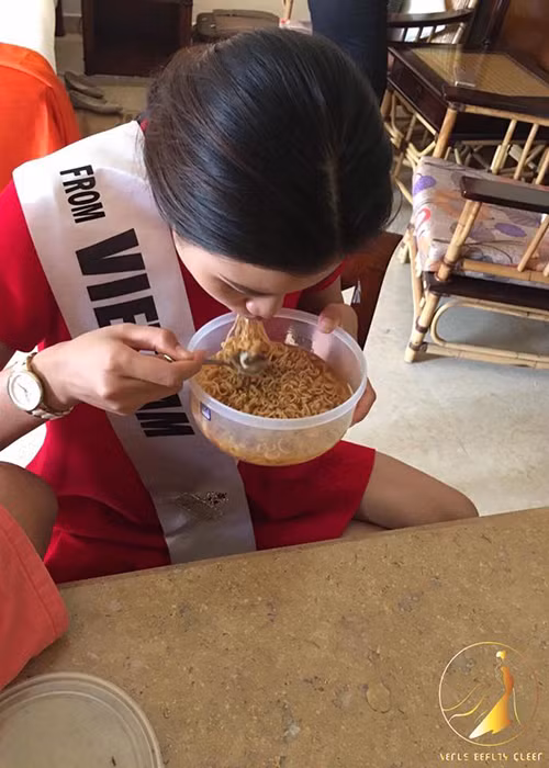 Nguyễn Thị Thành không quen thức ăn ở Ai Cập nên thường xuyên chọn ăn mì gói. Ảnh: Venus Beauty Queen
