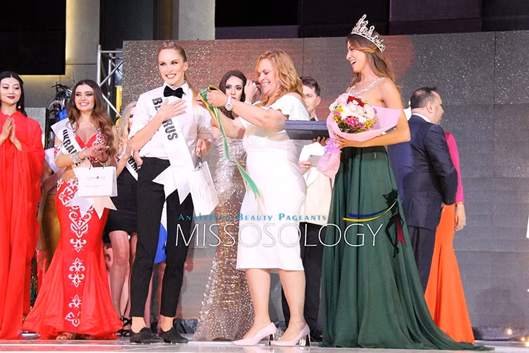 Kết quả cuối cùng, đại diện của Belarus - Anastasiya Kaptsiuha giành chiến thắng. Vị trí thứ 2 và 3 lần lượt thuộc về người đẹp đến từ Australia và Ukraine. Ảnh: Missosology