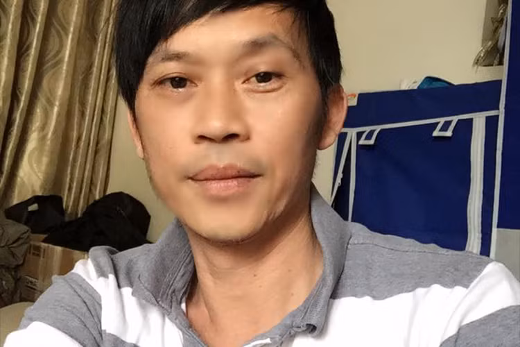 Danh hài Hoài Linh cũng giấu kín vợ, cho đến nay chưa từng hé lộ hình ảnh người bạn đời. Được biết, năm 1998, anh làm đám cưới với một cô gái Bến Tre tên Thanh Hương. Theo lời Hoài Linh, anh và vợ chào đón cậu con trai đầu lòng năm 1990. Ảnh: FBNV