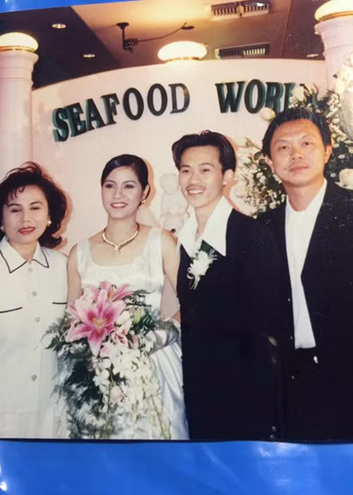 Năm 2016, trong loạt ảnh cũ được chia sẻ trên Facebook của MC Kỳ Duyên, bức ảnh nghi là ảnh cưới của Hoài Linh khiến fans xôn xao. Trong ảnh, nam danh hài diện trang phục bảnh bao, ngực cài hoa còn cô dâu đứng cạnh Hoài Linh xinh đẹp, hiền hậu. Ảnh: FBNV