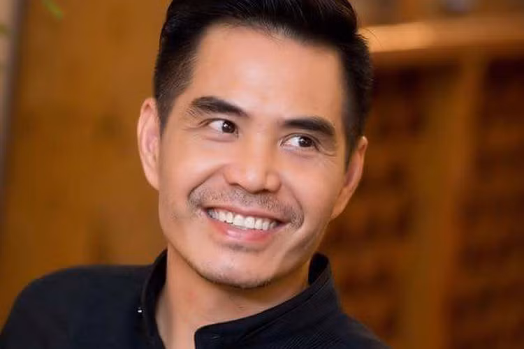 Theo lời Trung Dũng, vợ anh là một phụ nữ bình dị, nhất mực thương yêu chồng con và hằng năm anh đều qua Mỹ hai lần thăm vợ con. Tuy nhiên, vào năm 2016, trong một cuộc phỏng vấn với Vietnamnet, anh thừa nhận hôn nhân đã tan vỡ. Ảnh: FBNV