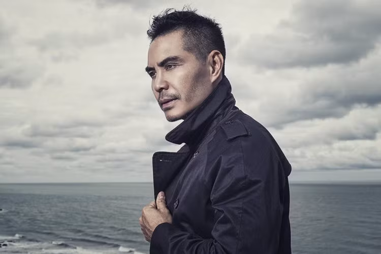 Giữa tin đồn về giới tính với vai diễn trong “Lạc giới”, trong một cuộc phỏng vấn với Đại lộ, Trung Dũng bất ngờ tiết lộ đã có vợ và con trai 8 tuổi ở Mỹ. Trước đó, anh chưa từng xác nhận tình trạng hôn nhân của mình. Ảnh: FBNV