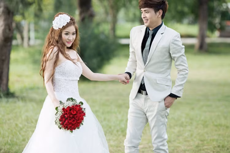 Sau hơn một năm sau đám cưới, Hồ Quang Hiếu và Ivy chia tay. Việc hẹn hò, kết hôn rồi ly hôn được giọng ca “Con bướm xuân” giấu kín trong khoảng thời gian dài. Bởi vậy, không ít fans của Hồ Quang Hiếu vô cùng sốc khi lộ thông tin. Ảnh: Thế giới trẻ