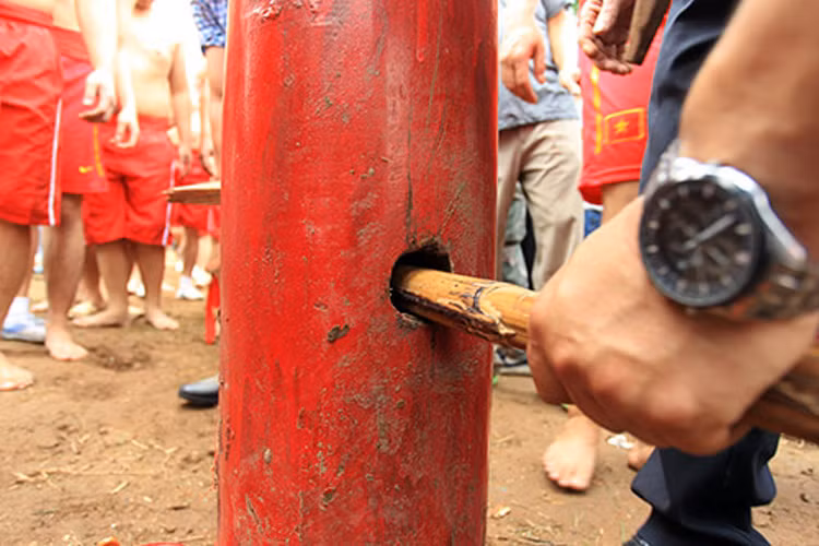 Cột trụ thường là gỗ lim cỡ cột đình, được chôn chặt dưới đất. Thân cột được đục một lỗ tròn ngang đầu gối người lớn để luồn dây song.