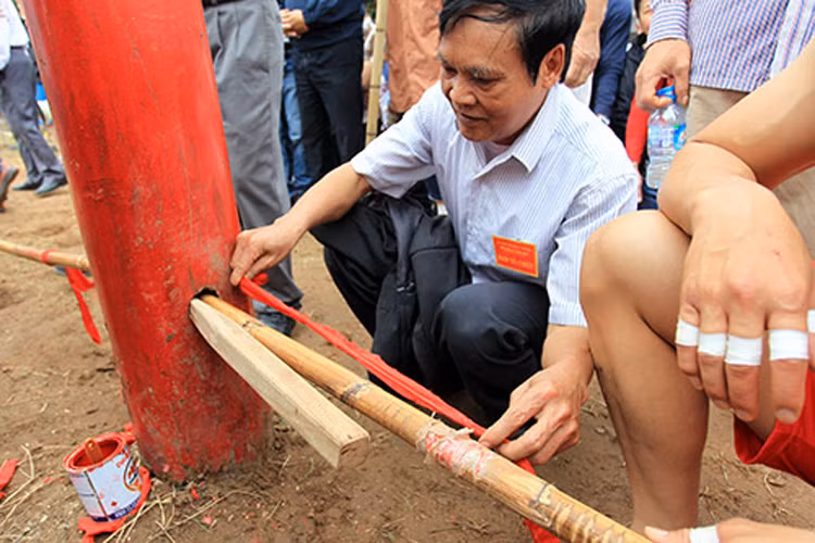 Trước khi kéo, dây song được nêm chặt tại cột để đảm bảo tính công bằng.