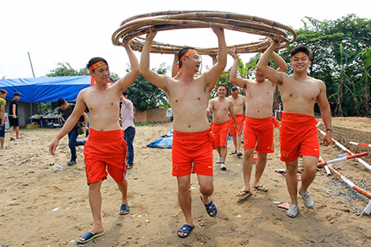 Lễ hội kéo co ngồi đền Trấn Vũ, thôn Ngọc Trì đã được nhà nước công nhận là Di sản văn hóa phi vật thể cấp quốc gia và đang trình UNESCO xét duyệt để trở thành Di sản văn hóa phi vật thể của nhân loại. Hội thi kéo co ngồi được tổ chức trên sân nền đất nện ở trước cổng đình Ngọc Trì.