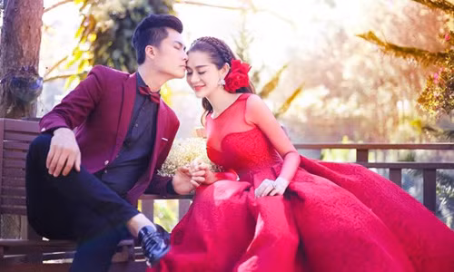 Ca si chuyen gioi Lam Khanh Chi ket hon voi ban trai kem tuoi