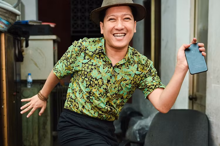 Không mấy bận tâm ồn ào tình cảm lẫn những lời chỉ trích về biểu cảm trong gameshow, Trường Giang vui vẻ tham gia liveshow của Đàm Vĩnh Hưng. Ảnh: Zing