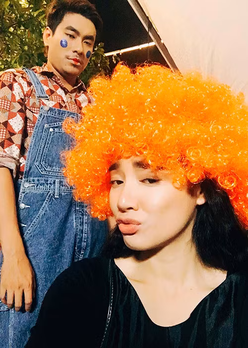 Hình ảnh Nhã Phương đội tóc giả, chu môi tạo dáng trên phim trường được đăng tải trên trang fanpage. Ảnh: FBNV