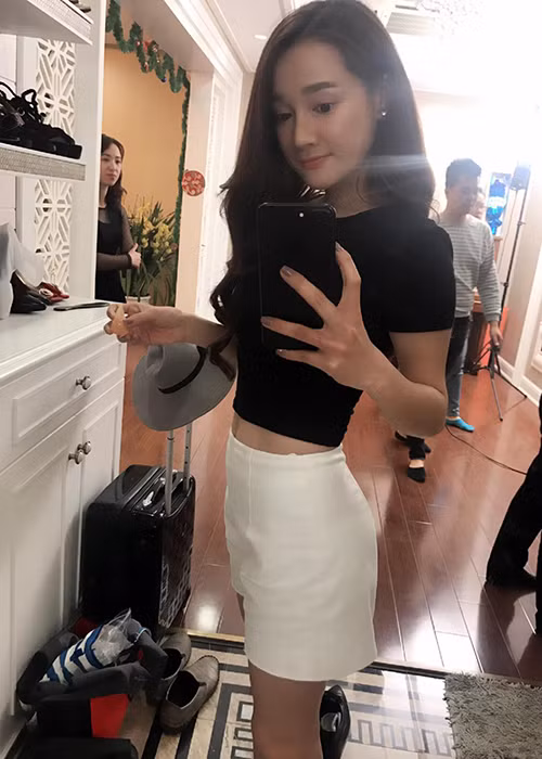 Tỏ ra buồn vì chuyện tình cảm nhưng Nhã Phương vẫn tập trung vào cuộc việc. Trên trang fanpage, cô thường xuyên đăng tải hình ảnh đi đóng phim, đóng quảng cáo. Ảnh: FBNV