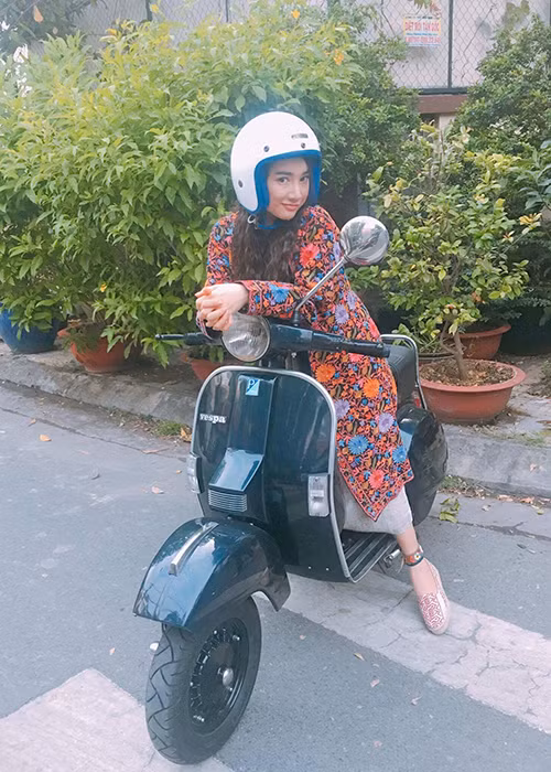 Nữ diễn viên phim “Tuổi thanh xuân” vẫn chăm chỉ làm việc dù chuyện tình cảm đang là tâm điểm. Ảnh: FBNV