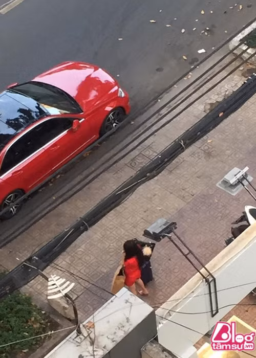 Sau đoạn clip, một tài khoản Facebook chia sẻ thông tin Trường Giang và Nhã Phương cãi nhau. Khi nam danh hài bỏ vào quán thì nữ diễn viên một mình đứng đợi xe. Ảnh: Blogtamsu