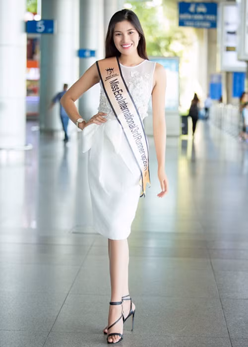 Cụ thể, khoản 5 trong điều 14 "Vi phạm quy định về thi người đẹp và người mẫu" nêu rõ: "Phạt tiền từ 15.000.000 đồng đến 30.000.000 đồng đối với thí sinh ra nước ngoài dự thì người đẹp, người mẫu quốc tế theo quy định phải có giấy phép mà không có giấy phép". Ảnh: VTC News