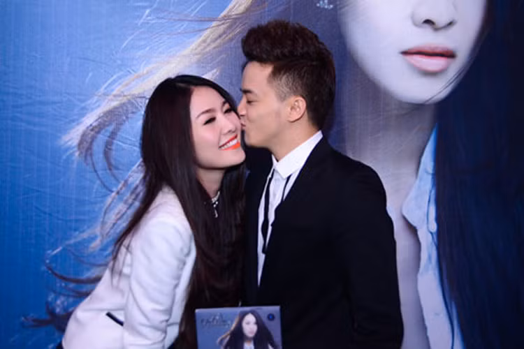 Sau Ngọc Bích, Cao Thái Sơn vướng ồn ào yêu Quế Vân. Cả hai quấn quýt tại sự kiện, tình tứ ở đời thường và nóng bỏng bên nhau trong bộ ảnh chụp chung. Tuy nhiên sau khoảng 5 tháng, mối quan hệ này không còn thân thiết. Ảnh: Infonet