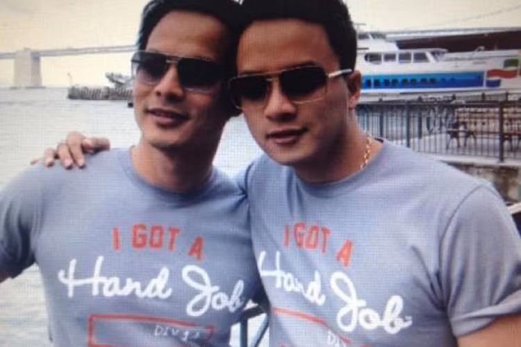 Năm 2012, Cao Thái Sơn trở thành tâm điểm của dư luận bởi loạt ảnh của anh bên một Việt kiều tên Adam Nguyễn. Theo lời Adam, Cao Thái Sơn là người đồng tính không những vậy còn lừa tình, lừa tiền anh. Về phía Cao Thái Sơn, anh từ chối bình luận về tin đồn. Ảnh: Infonet