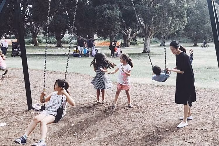 Trước đó, Hà Tăng để lộ thân hình gầy gò trong bức ảnh đi chơi cùng cậu con trai đầu lòng dù mặc chiếc váy khá rộng. Ảnh: FBNV