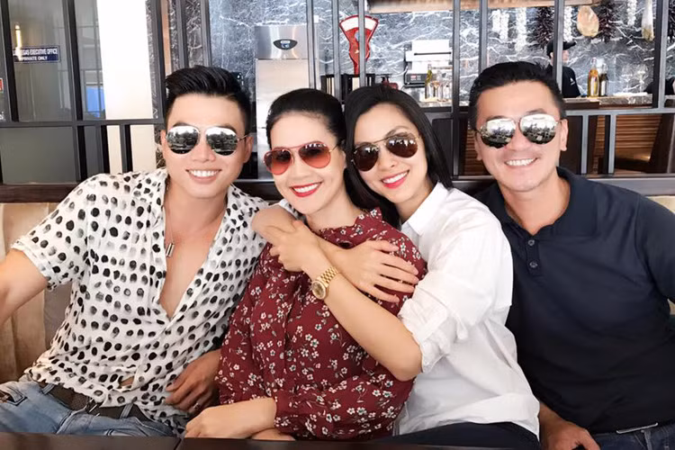 Tuy nhiên, có thể dễ dàng nhận ra, gương mặt của Tăng Thanh Hà đã thon gọn hơn lúc bầu bí. Ngoài ra, nụ cười của cô vẫn tươi tắn như thường thấy. Ảnh: FBNV