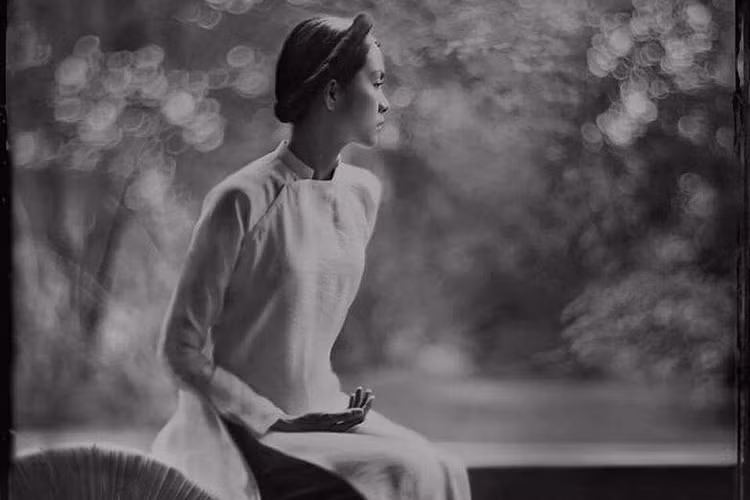 Cách đây không lâu, Hà Tăng đăng tải bức ảnh mặc áo dài, đội mấn. Vóc dáng mảnh mai của bà mẹ 2 con khiến fans xót xa. Ảnh: FBNV