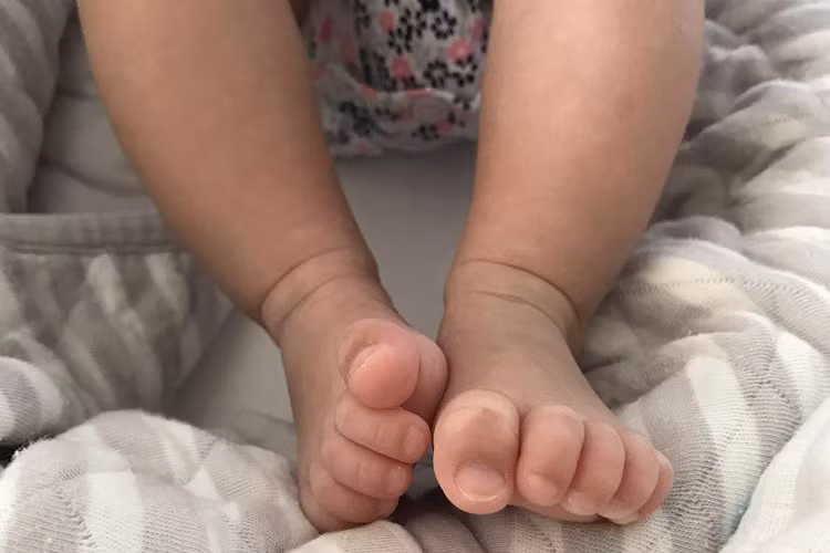 Cách đây một tuần, ông xã Tăng Thanh Hà lại khoe hình ảnh bàn chân xinh xắn của “công chúa nhỏ”. Cho đến nay, con gái của nữ diễn viên vẫn được giấu kín gương mặt. Ảnh: FBNV