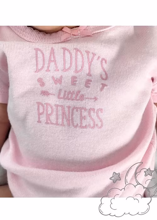 10 ngày sinh con gái, Hà Tăng đã khoe hình ảnh đầu tiên về bé được bố mẹ mặc cho một chiếc áo màu hồng điệu đà. Ảnh: FBNV