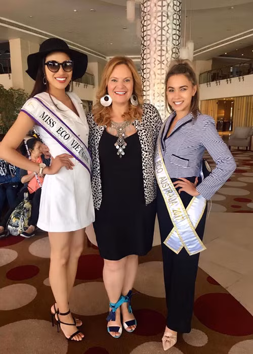 Đáng chú ý, Nguyễn Thị Thành được Tiến sĩ Amal Rezk - chủ tịch cuộc thi yêu mến. Vào đầu tháng 3/2017, khi làm giám khảo Hoa khôi Du lịch Việt Nam, bà Amal rất yêu thích vẻ đẹp của Nguyễn Thị Thành và ngỏ lời với đơn vị nắm giữ bản quyền ở Việt Nam để mời cô đến với cuộc thi ở Ai Cập. Ảnh: Venus Beauty Queen