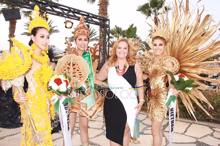 Đầu tháng 4, Nguyễn Thị Thành thi Hoa hậu Môi trường Quốc tế 2017 dù bị tước ngôi Á khôi 1 cuộc thi Hoa khôi Du lịch Việt Nam 2017. Theo lời quản lý của Nguyễn Thị Thành, bà Amal đã ngỏ ý muốn mời cô tới Ai Cập và đồng hành cùng cuộc thi với tư cách một thí sinh tự do. Ảnh: Missosology