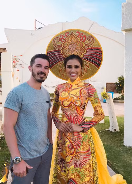 Can canh trang phuc dan toc cua Nguyen Thi Thanh