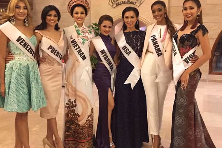 Trong buổi phỏng vấn với ban tổ chức, người đẹp sinh năm 1996 vẫn chọn mặc trang phục áo dài truyền thống.