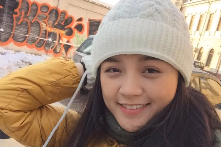 Thu Quỳnh dành thời gian chăm sóc con trai bên cạnh sự giúp đỡ của bố mẹ đẻ - hai người chính là chỗ dựa tinh thần của Thu Quỳnh kể cả trước khi cô gặp sóng gió hôn nhân. Ảnh: FBNV