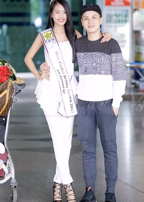 Danh hiệu Á hậu 4 cuộc thi Hoa hậu Sắc đẹp Hoàn cầu 2015 không giúp Lâm Thùy Anh thoát án phạt. Theo đó, cô bị phạt 22,5 triệu đồng. Ngoài ra, danh hiệu quốc tế của Lâm Thùy Anh không được công nhận ở trong nước. Ảnh: VOV