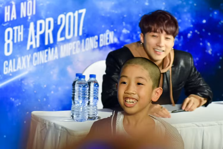 “Tôi cùng cậu cháu trai 9 tuổi vạ vật ở đây từ 7h sáng để mua album rồi chờ Sơn Tùng tới ký tặng. Cũng bởi thằng bé thích Sơn Tùng quá, suốt ngày ôm máy tính rồi nằm trên gác nghe nhạc Sơn Tùng MTP. Cũng may, mọi người thấy 2 bà cháu già cả nên nhường cho lên đầu”, bà nói.