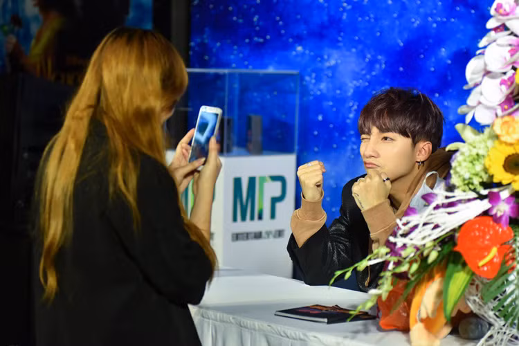 Trước đó, trong buổi ký tặng album tại TP.HCM, rất đông khán giả cũng đến ủng hộ nam ca sĩ bất chấp trời mưa gió.