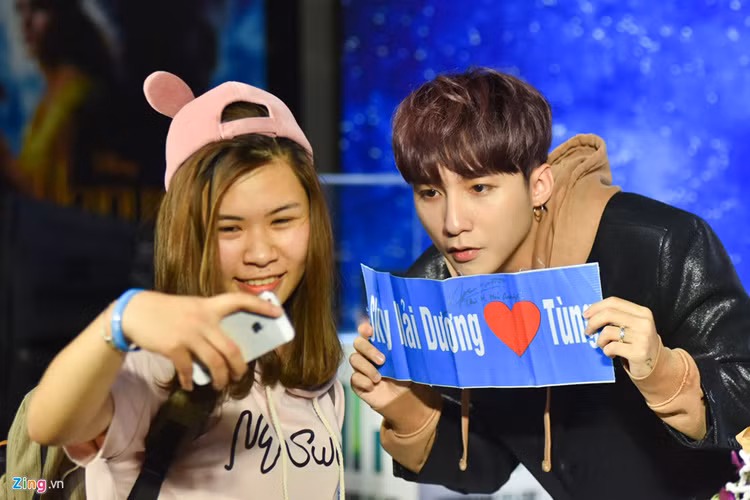 Nhiều khán giả mang theo hoa, quà và gấu bông tới tặng nam ca sĩ. Trong đó, có không ít fan đến từ các tỉnh xa như Hà Nam, Bắc Ninh, thậm chí Bình Dương.