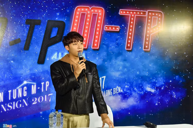 Bắt đầu buổi fansign, Sơn Tùng gửi lời chào và cảm ơn tới người hâm mộ đã chờ anh từ sáng sớm. Dù thời gian có hạn nhưng nam ca sĩ vẫn dành thời gian trò chuyện, bắt tay thậm chí chụp hình và ôm người hâm mộ.