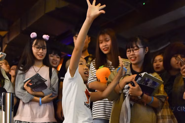 Bà Vân chia sẻ rằng hàng ngày bà và cháu trai đều nghe nhạc Sơn Tùng, thậm chí cậu bé từng tham gia chương trình Vietnam Idol Kids để có cơ hội trở nên nổi tiếng như thần tượng. Bản thân bà sau khi xem xong bộ phim Chàng trai năm ấy cũng cảm thấy rất yêu thích giọng ca Thái Bình.