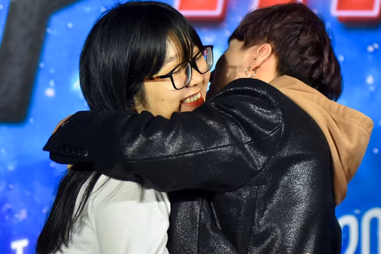 Sau khi được gặp mặt thần tượng, nhiều fan hạnh phúc đến bật khóc.