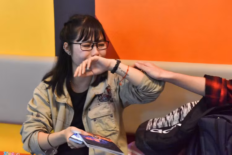 Bạn Bích Hằng, 19 tuổi vừa khóc vừa chia sẻ rằng: “Lần đầu tiên, tôi được nắm tay, đứng đối diện Sơn Tùng ở cự ly gần như thế và được nhìn thẳng vào mắt anh ấy. Tôi rất xúc động và hạnh phúc”.