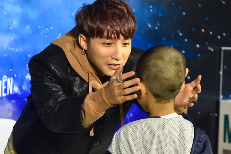 Bà Vân ấn tượng nam ca sĩ ở tài năng, phong cách của anh, thậm chí còn mong muốn cháu trai sau này cũng nổi tiếng như Tùng. Tuy nhiên, vì đã lớn tuổi và sợ mọi người chê cười nên bà không dám bày tỏ niềm yêu thích với giọng ca đáng tuổi cháu.