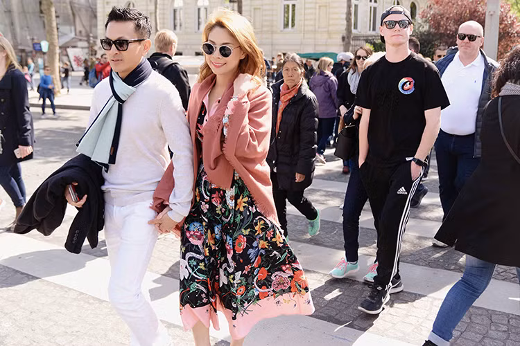 Giọng ca “Búp bê” tay trong tay dạo phố với bạn trai cũng như thích thú chụp hình tại các địa điểm du lịch nổi tiếng.