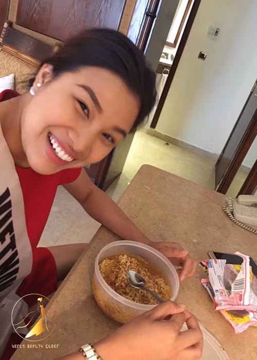 Trong suốt hành trình, Nguyễn Thị Thành không tránh khỏi mệt mỏi vì thời tiết khắc nghiệt và lịch trình dày đặc. Cô cũng không quen ăn đồ Ai Cập. Ảnh: Venus Beauty Queen