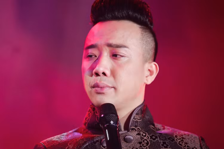 Thông tin Trấn Thành bị cấm sóng trên Đài truyền hình Vĩnh Long đang gây xôn xao dư luận. Việc ngừng các gameshow có sự xuất hiện của Trấn Thành nhằm siết chặt nội dung hài nhảm, hài tục trong các chương trình. Ảnh: Khám Phá