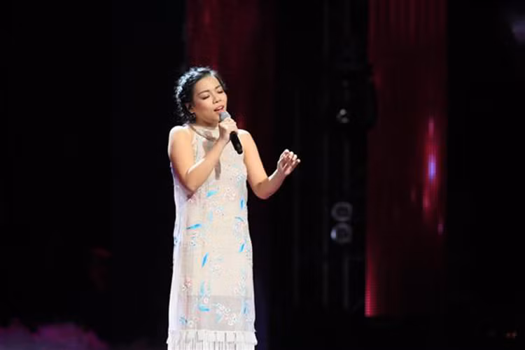 Ồn ào tại Sao mai điểm hẹn phần nào khiến sự nghiệp của Hà Linh gặp nhiều khó khăn. Sau đó, cô không thường xuyên xuất hiện trên truyền hình. Năm 2013, Hà Linh tìm cơ hội tỏa sáng tại The Voice nhưng không tiến xa. Ảnh: Thể thao văn hóa