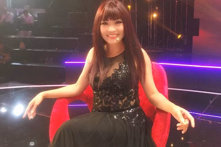 Sau 2 năm bị “cấm vận”, Phương Thanh mới trở lại sóng truyền hình quốc gia. Lúc này, giọng ca “Trống vắng” đóng vai trò ca sĩ chính của chương trình Âm nhạc và những người bạn năm 2004. Ảnh: FBNV