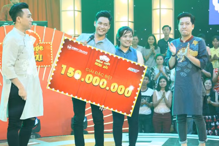 Trái với hành động của Trấn Thành, người cùng ghế nóng với anh là Trường Giang không thể cười nổi với tiết mục của Tấn Lợi. Từ chiến thắng thiếu thuyết phục của thí sinh này, Trấn Thành bị đông đảo khán giả chỉ trích cười dễ dãi. Ảnh: Dân Việt