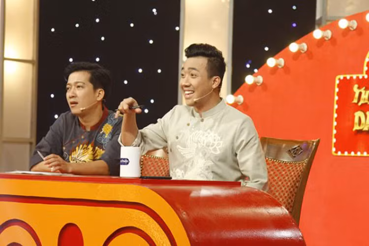 Trấn Thành cũng từng lên tiếng nhận sai vụ Tấn Lợi. Còn nhớ, cuối tháng 2/2017, Trấn Thành ngồi ghế nóng tập cuối Thách thức danh hài. Dù Tấn Lợi diễn nhạt, thậm chí còn văng tục nhưng Trấn Thành vẫn bật cười giúp thí sinh này giành chiến thắng. Ảnh: Thegioivanhoa