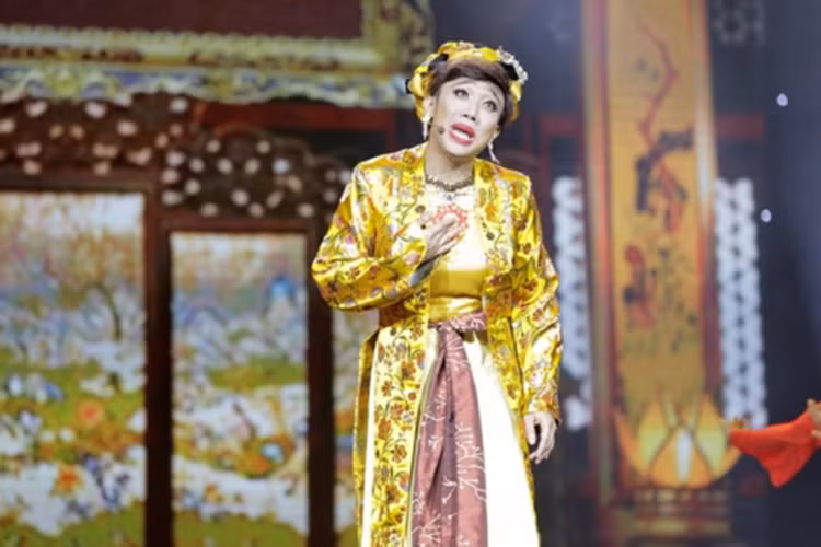 ...Thứ hai, tôi xin lỗi và mong được sự thông cảm từ Sở Văn Hoá, anh chị cô chú đồng nghiệp, và những khán giả yêu mến nghệ thuật cải lương hàn lâm chính thống nếu tôi có lỡ thể hiện điều gì hơi quá trong vai diễn vô tình làm quý vị buồn lòng”, anh nói. Ảnh: Đời sống pháp luật