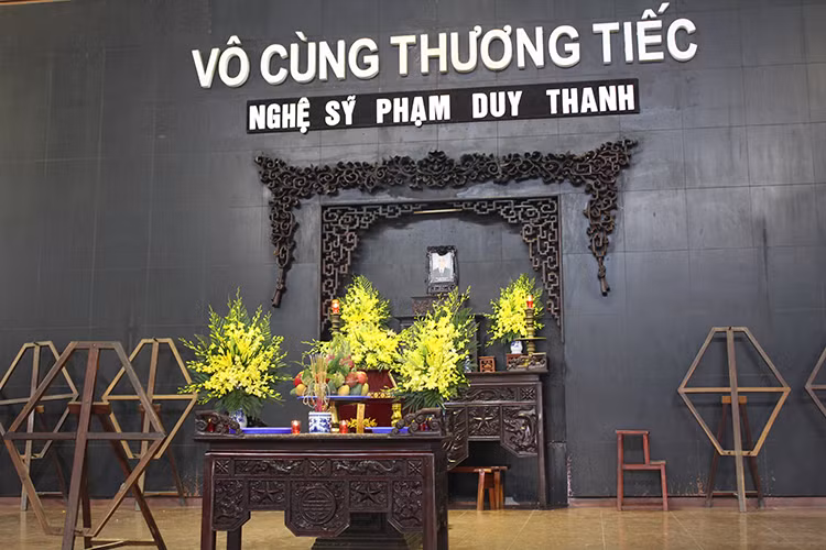 Sau 5 năm chống chọi 2 căn bệnh ung thư, nghệ sĩ Duy Thanh qua đời vào tối ngày 14/4 ở tuổi 60. Vào chiều nay (ngày 17/4), tang lễ của cố diễn viên diễn ra tại Nhà tang lễ Bộ quốc phòng, Hà Nội.