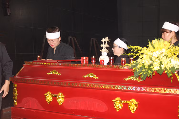 Người thân bật khóc trước linh cữu của nghệ sĩ Duy Thanh.
