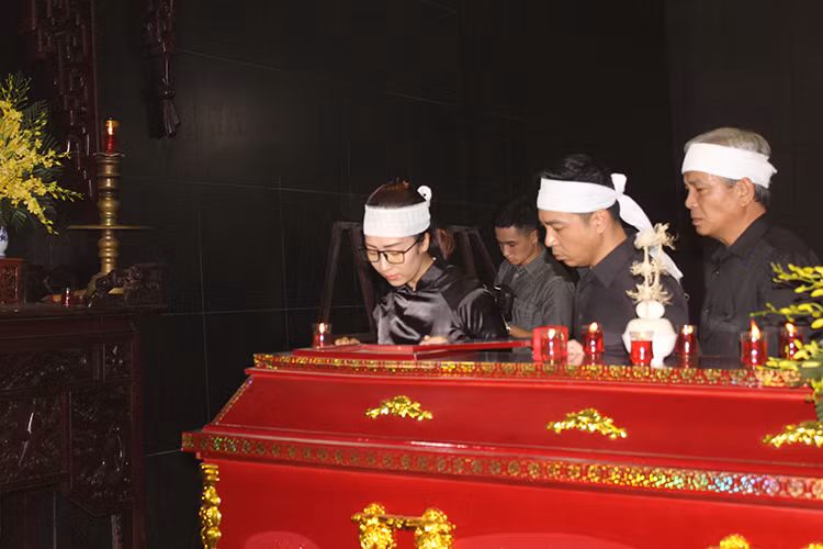 Cô con gái diễn viên Duy Thanh nhìn mặt cha lần cuối.