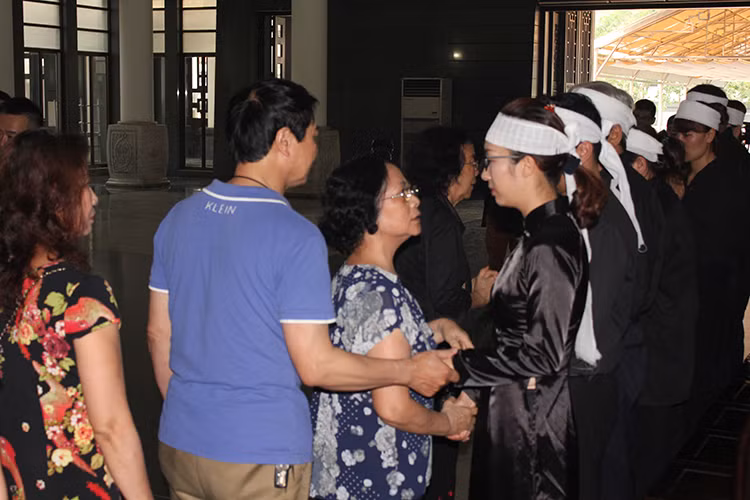 Sau lễ truy điệu, linh cữu nam diễn viên phim "Đất và người" được đưa đi hỏa táng tại Đài hóa thân Hoàn vũ, Văn Điển, Hà Nội.